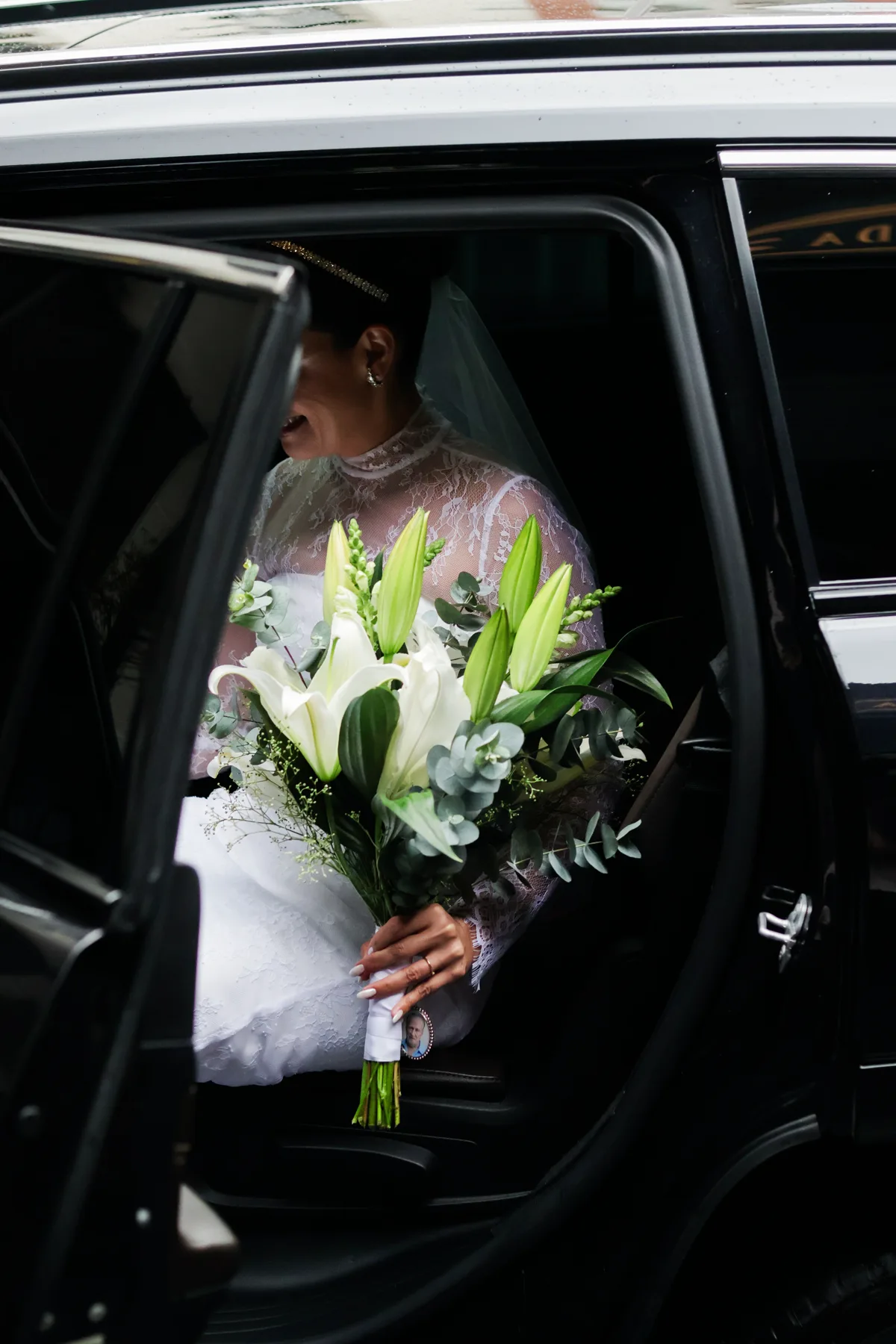 Noiva com buquê entrando no carro