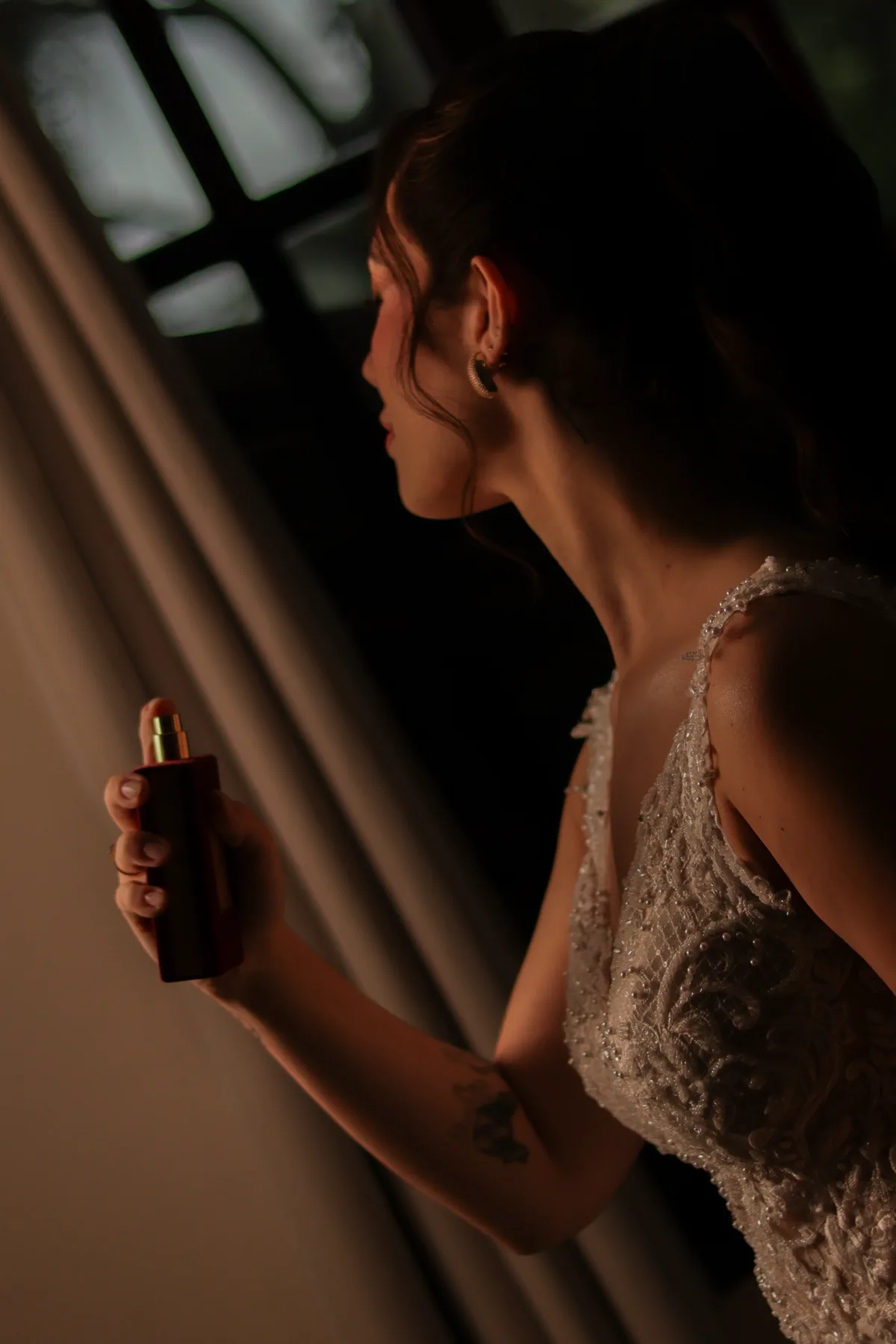 Noiva se perfumando durante a preparação