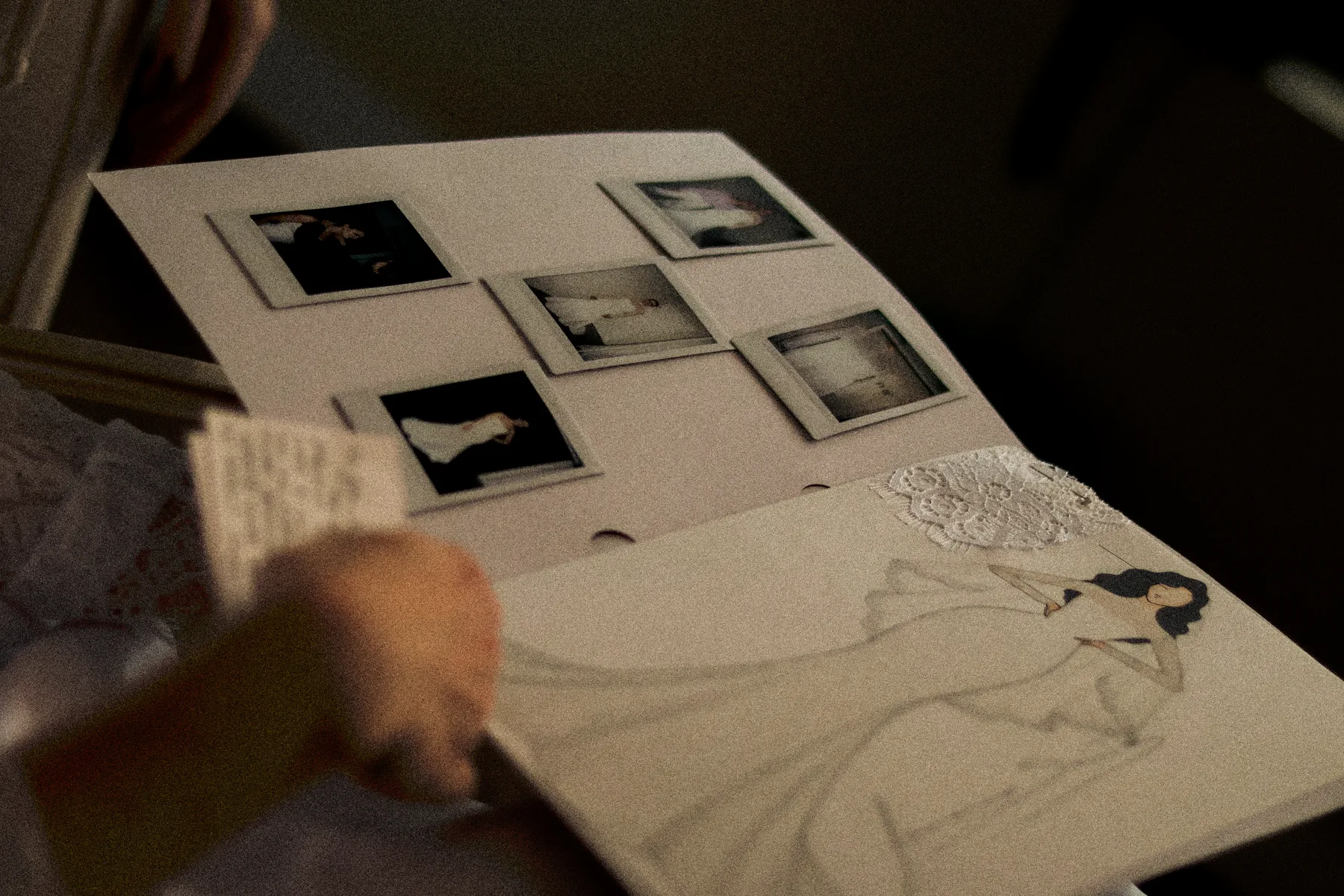 Álbum artesanal com fotografias instantâneas do casamento