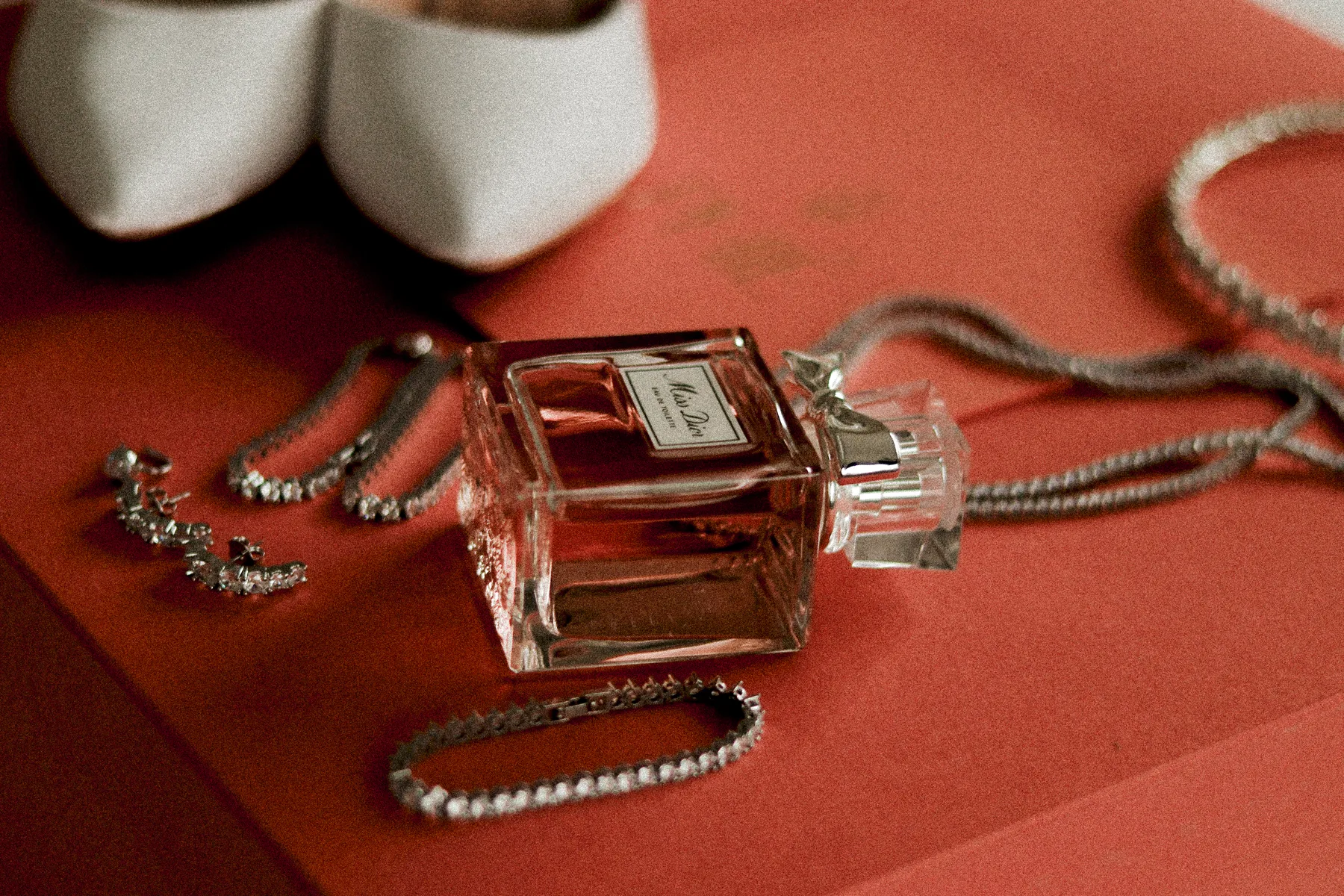 Perfume, joias e sapatos escolhidos para o casamento